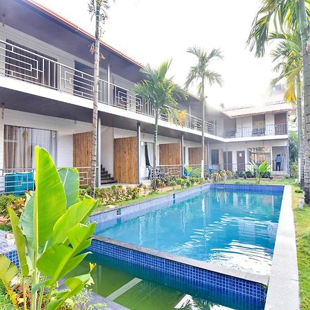 Fabhotel Morjim Bliss - 500M From Morjim Beach Exteriör bild